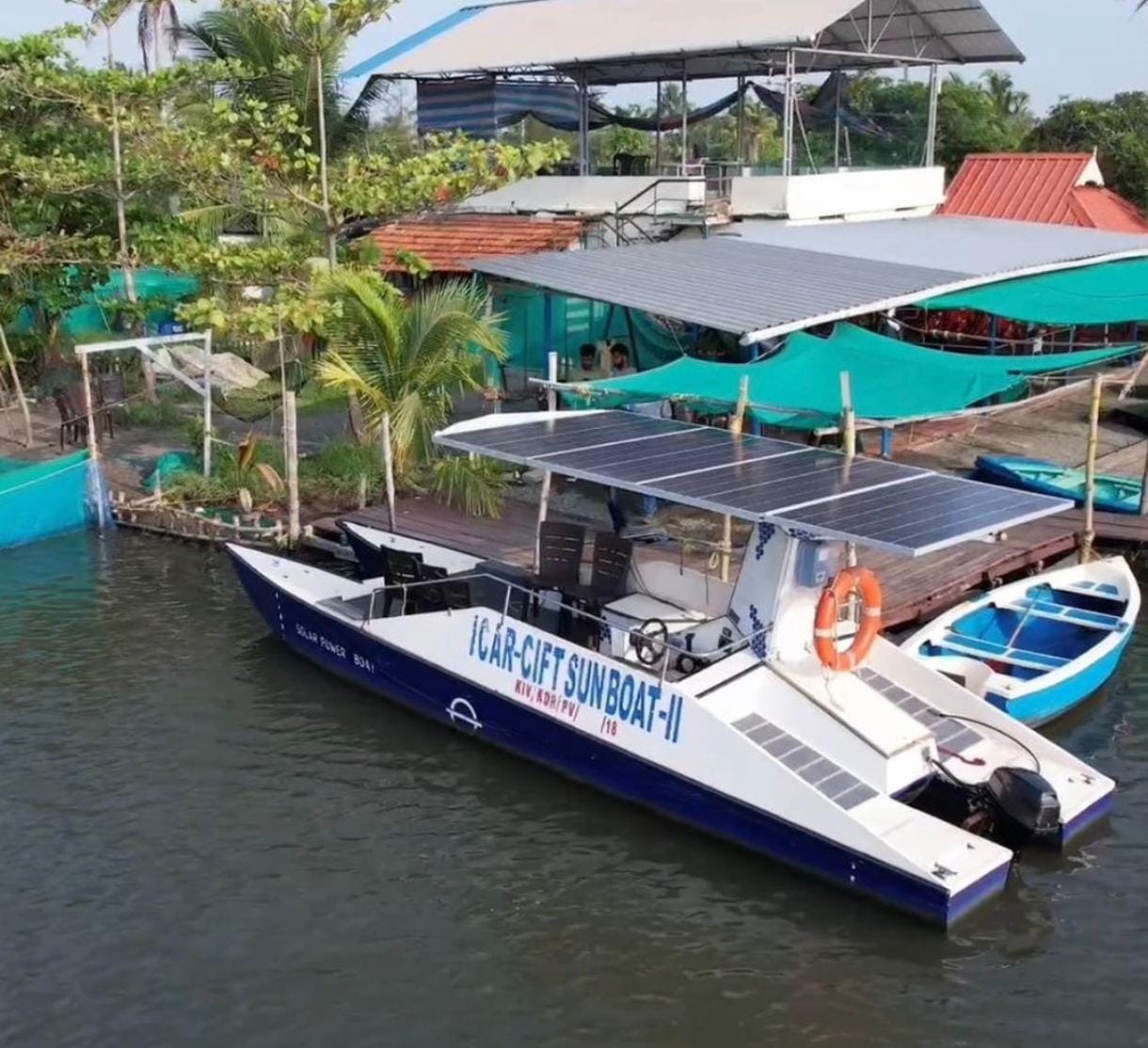 Solar electric vessel with roof-mounted solar panels